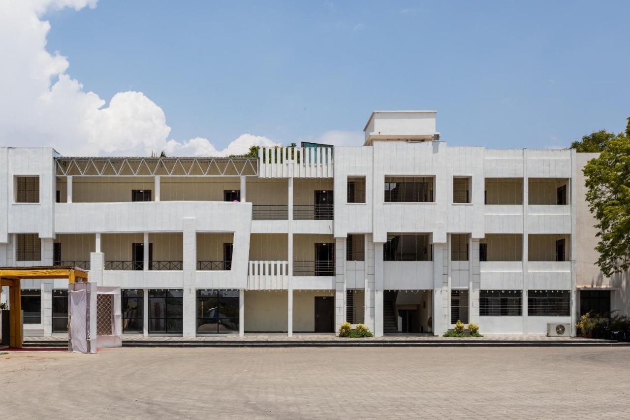 Collection O42084 Rajshahi Hotel And Resort 4* Indore