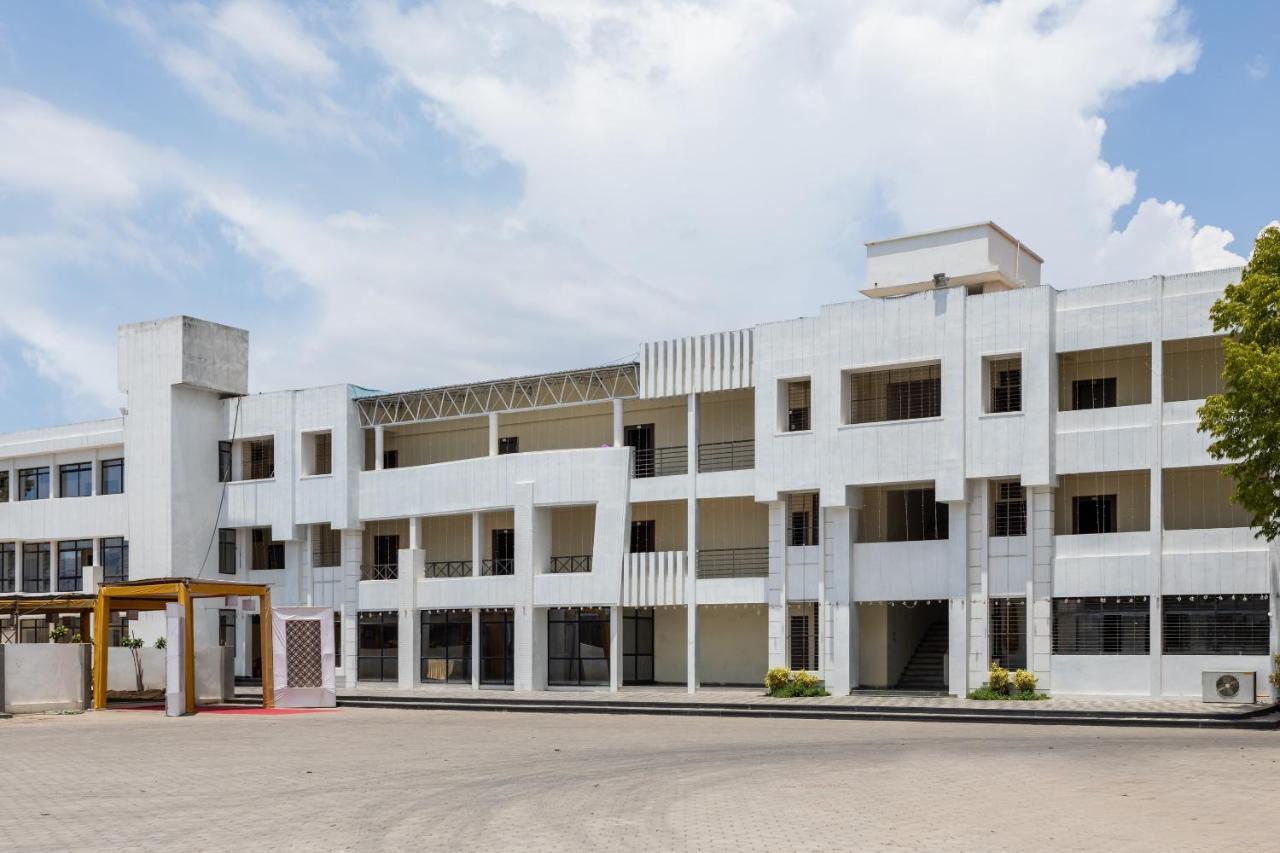 Hotel Collection O42084 Rajshahi Hotel And Resort Indore